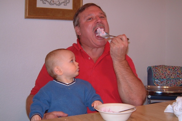 Hildebrand Christmas ScreenSaver/640x480_2000-12-29 Ice Crem Time.jpg